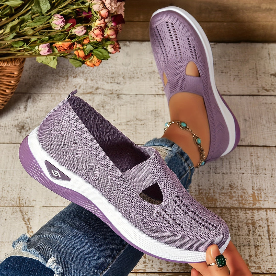 Scarpe da donna viola in maglia traspirante, suola bianca, indossate con jeans. Design casual e comodo, perfetto per passeggiate estive.