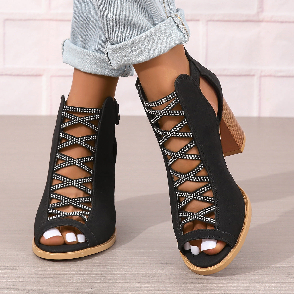 Scarpe con tacco aperte nere, dettagli a rete con strass, indossate con jeans chiari. Eleganti sandali estivi da donna, moda calzature 2023.
