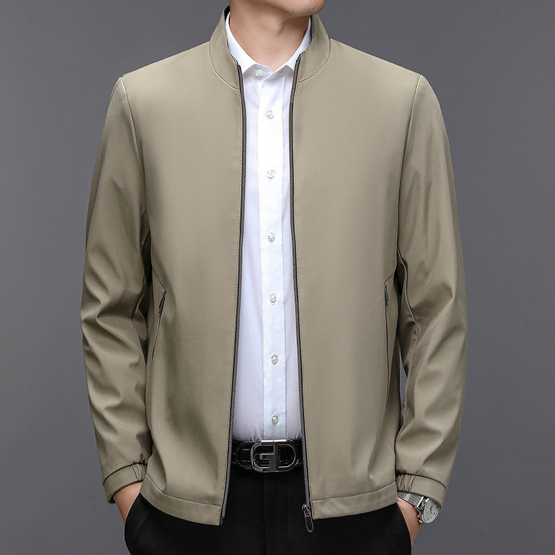 Giacca beige da uomo, stile casual elegante, con zip frontale e colletto rialzato, indossata su camicia bianca. Moda maschile contemporanea.