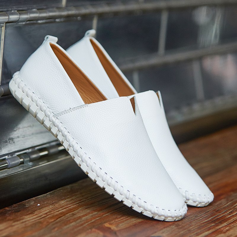 Scarpe mocassini bianche in pelle, design elegante e moderno, suola antiscivolo, ideali per moda casual e comfort quotidiano.