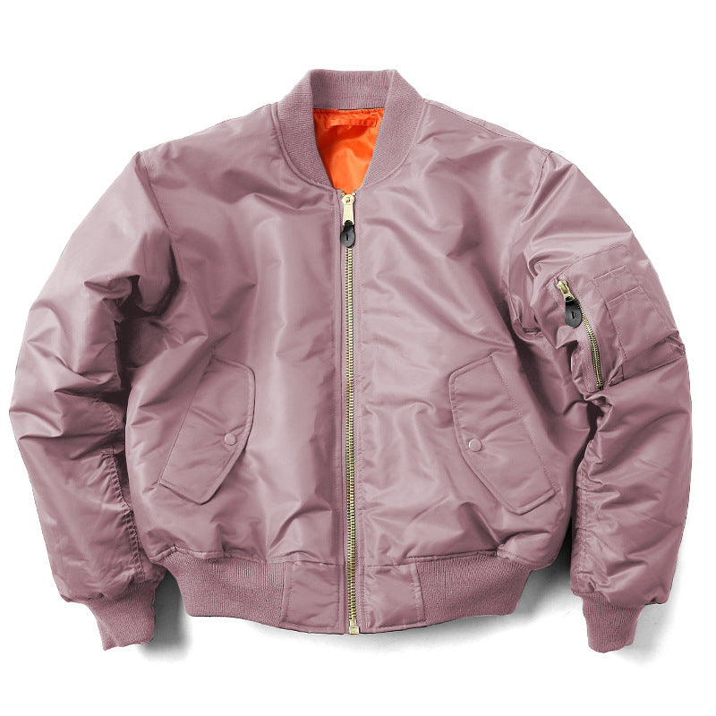 Giacca bomber rosa con zip dorata, tasche laterali e fodera arancione. Moda casual, abbigliamento autunnale, stile urbano.