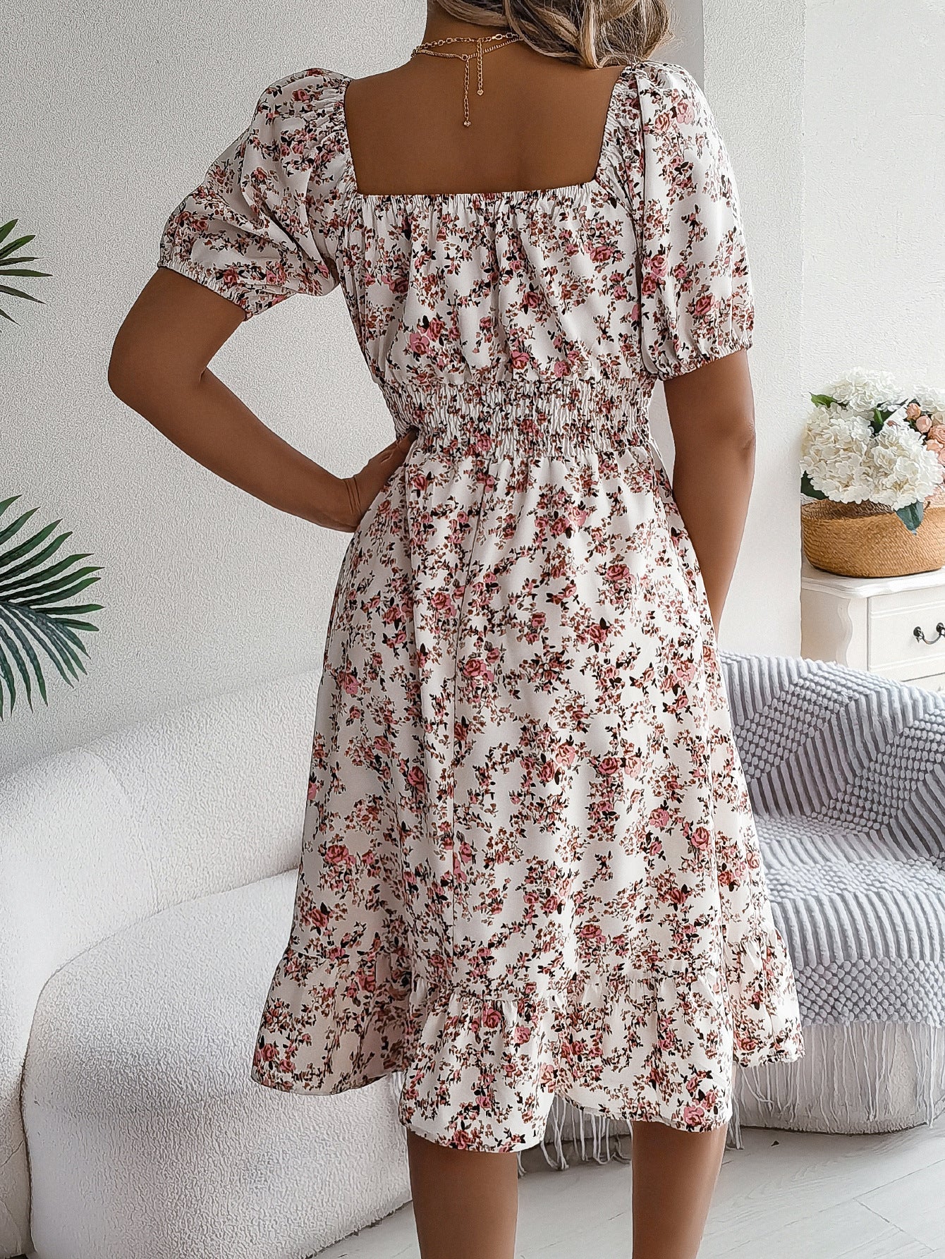 Abito a Fiori con Scollo Quadrato, Balze e Vita Alta | Ideale per l’Estate