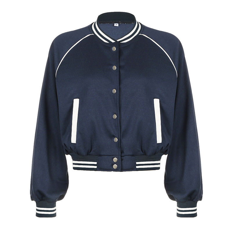Giacca bomber blu scuro con bottoni, maniche lunghe, dettagli bianchi a righe su colletto, polsini e tasche. Stile casual e sportivo.