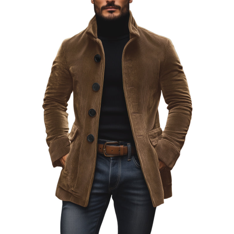 Giacca uomo in velluto a coste marrone, abbinata a dolcevita nero e jeans. Moda autunno inverno, stile elegante e casual.