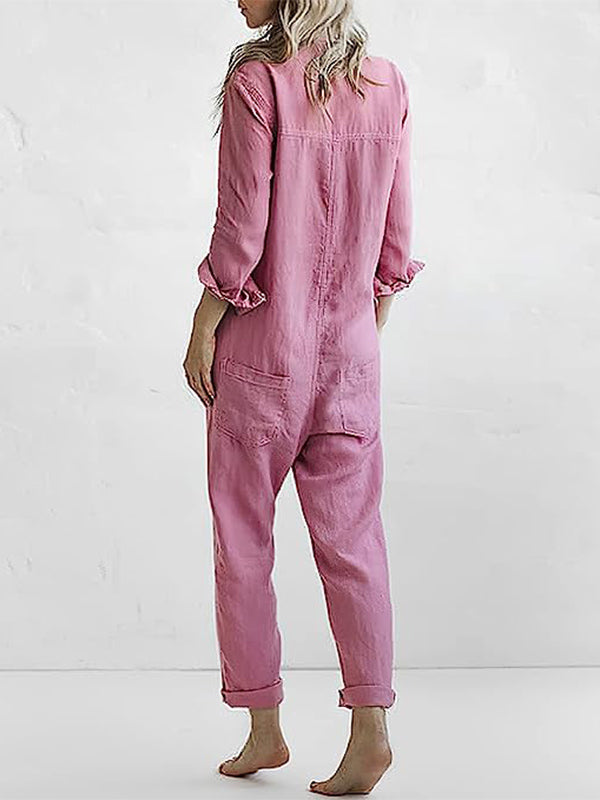 Donna in tuta rosa, maniche lunghe, tessuto leggero, stile casual, moda femminile, abbigliamento comodo, look rilassato, sfondo bianco.