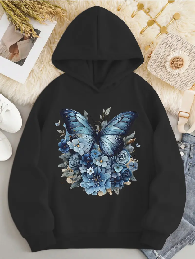 Felpa nera con cappuccio, decorata con un grande motivo di farfalla blu e fiori. Moda casual, abbigliamento autunnale, stile trendy e confortevole.