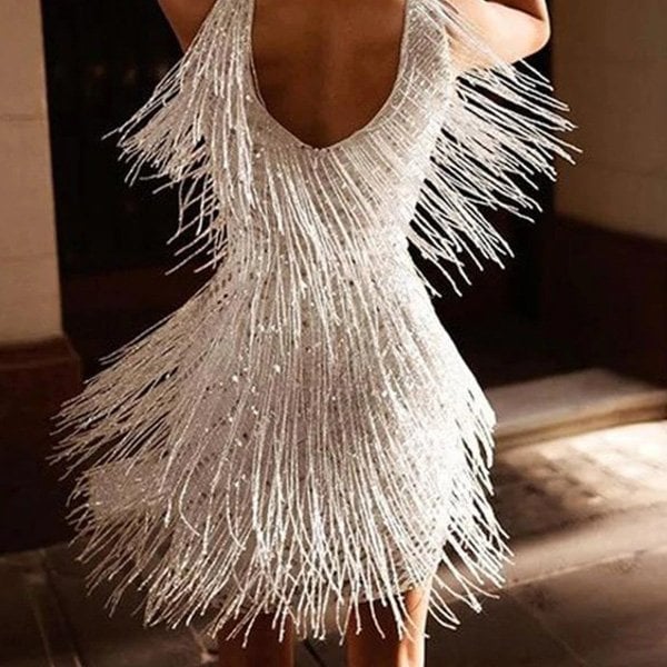 Abito da sera con frange argentate scintillanti, design elegante e moderno, perfetto per eventi glamour e serate di gala.