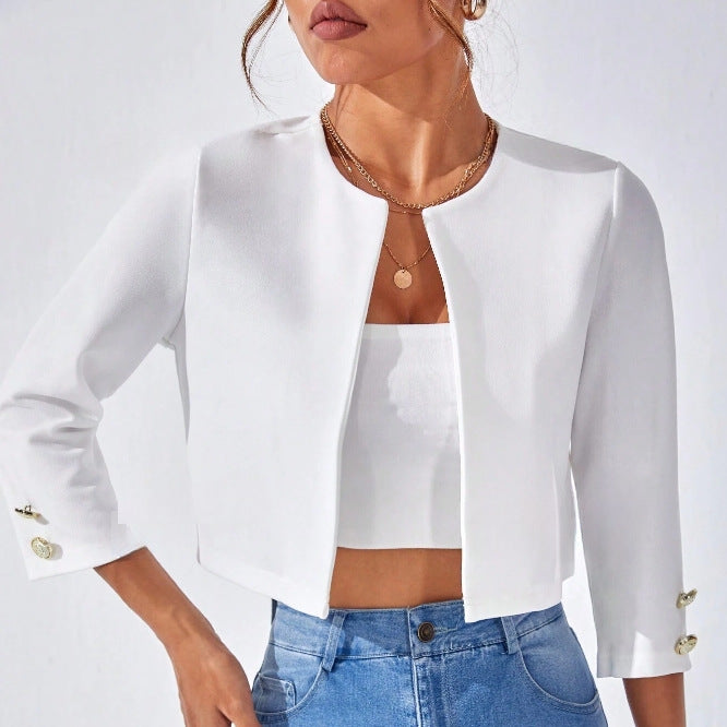 Giacca bianca elegante da donna, maniche a tre quarti, abbinata a top bianco e jeans. Moda femminile, abbigliamento casual chic.