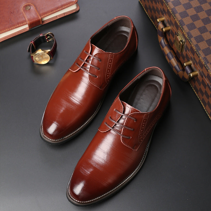 Scarpe eleganti in pelle marrone su sfondo nero, accanto a un orologio da polso e una valigia vintage. Calzature uomo, moda classica.