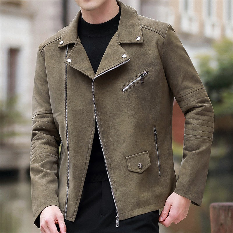 Giacca in pelle scamosciata verde oliva da uomo, stile motociclista, con zip e tasche, indossata su maglia nera. Moda maschile autunnale elegante.