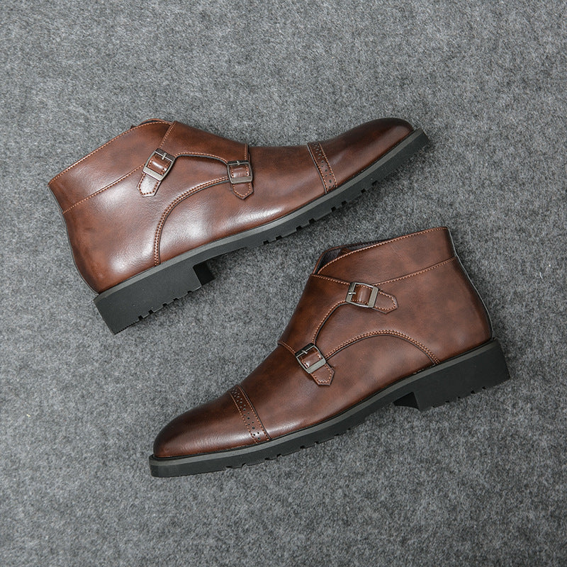 Scarpe uomo in pelle marrone con doppia fibbia, suola nera antiscivolo, stile elegante e moderno, su sfondo grigio. Calzature moda autunno inverno.