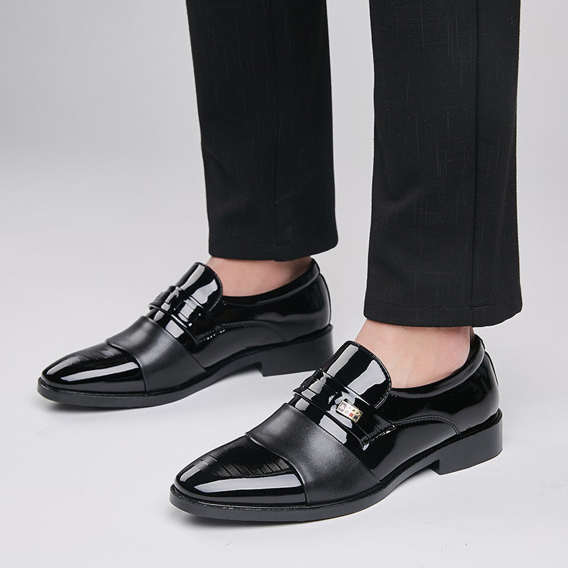 Scarpe eleganti uomo in pelle nera lucida, design moderno con fibbia, indossate con pantaloni neri. Scarpe formali per occasioni speciali.