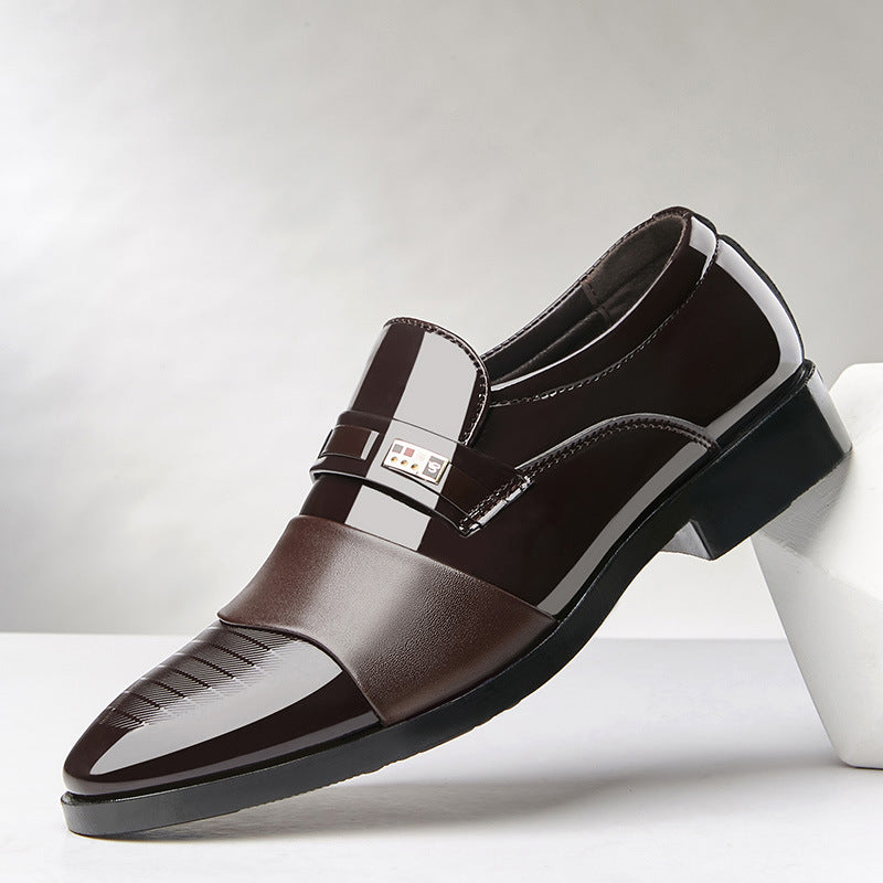 Scarpa elegante da uomo in pelle marrone lucida con dettagli a righe, suola nera e tacco basso. Ideale per abbigliamento formale e cerimonie.