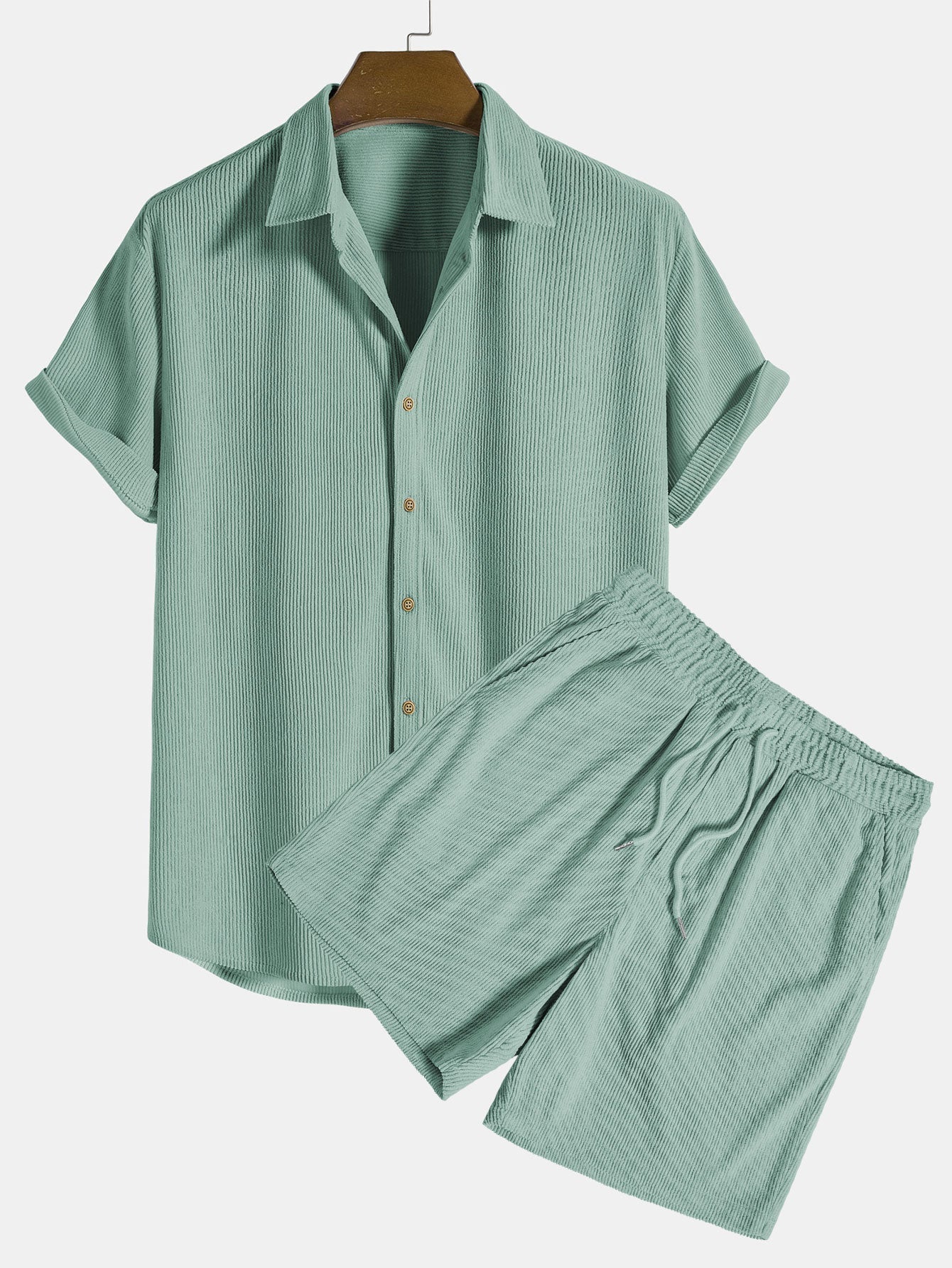 Completo estivo uomo verde menta, camicia a maniche corte e pantaloncini coordinati, tessuto leggero, ideale per moda casual e look estivi.