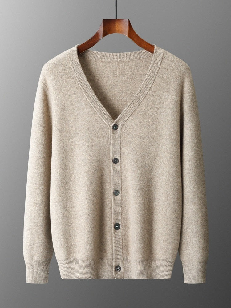 Cardigan beige in lana con scollo a V, bottoni frontali e maniche lunghe, appeso su gruccia di legno. Maglione elegante e caldo per l'inverno.