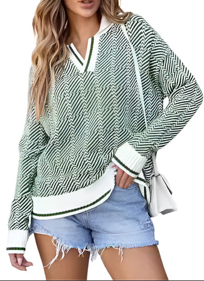 Donna con maglione a righe verdi e bianche, pantaloncini di jeans strappati, borsa bianca. Moda casual autunnale, abbigliamento femminile trendy.