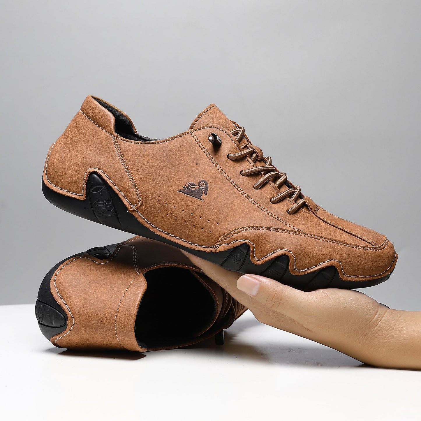 Scarpe da uomo in pelle marrone, design casual con suola nera antiscivolo, cuciture a vista, ideali per moda urbana e comfort quotidiano.