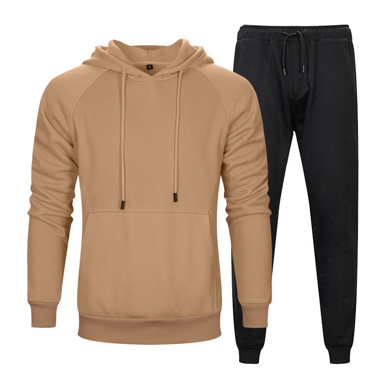 Felpa beige con cappuccio e pantaloni neri sportivi, abbigliamento casual uomo, moda autunno inverno, stile confortevole e moderno.