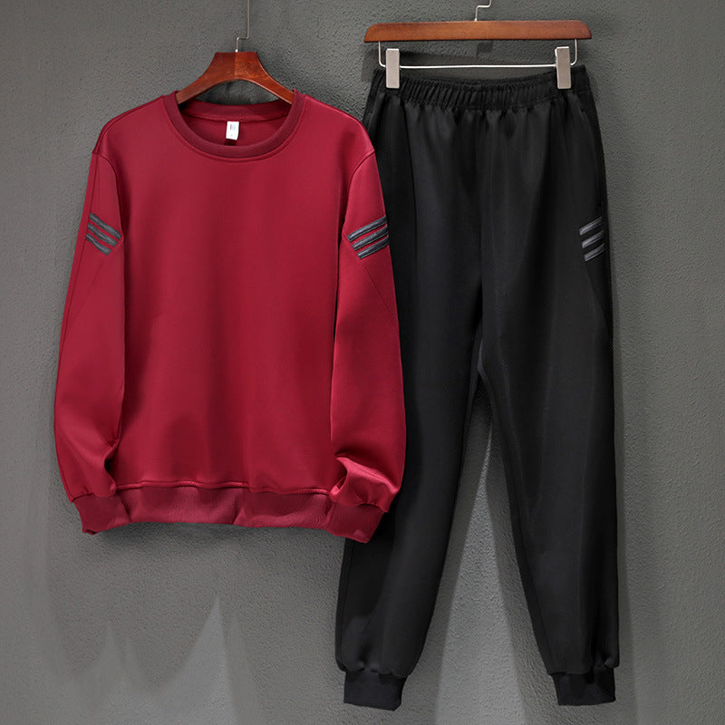 Tuta sportiva uomo, felpa rossa e pantaloni neri, design casual, abbigliamento comodo, moda autunno inverno, abbigliamento sportivo.