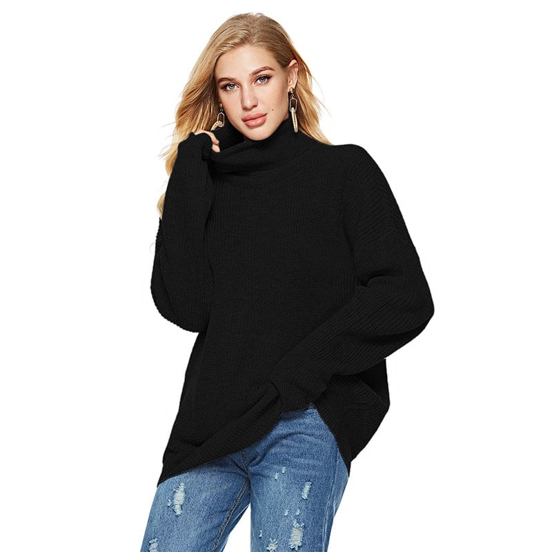 Donna con maglione nero a collo alto, jeans strappati, capelli biondi sciolti, orecchini pendenti. Moda autunnale, abbigliamento casual elegante.