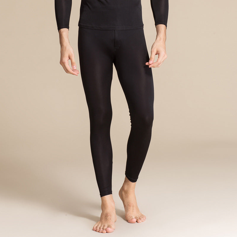 Uomo indossa leggings termici neri, abbigliamento sportivo aderente, ideale per fitness e yoga. Tessuto elasticizzato, comfort e prestazioni ottimali.