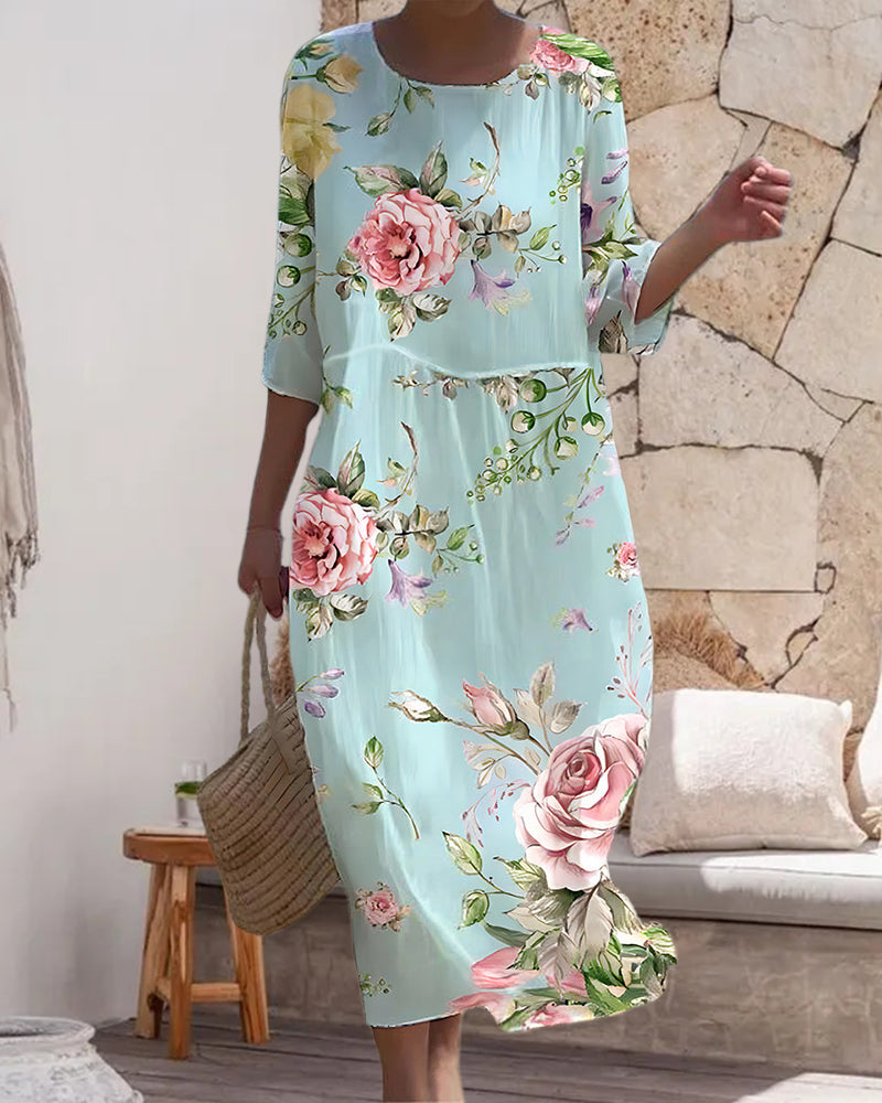 Abito estivo donna floreale, azzurro con rose rosa, maniche a tre quarti. Moda casual elegante, perfetto per giornate calde e passeggiate.