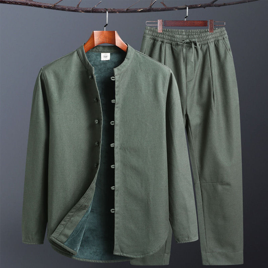 Completo uomo verde oliva, giacca e pantaloni in cotone, stile casual, colletto alla coreana, bottoni frontali, moda maschile elegante.