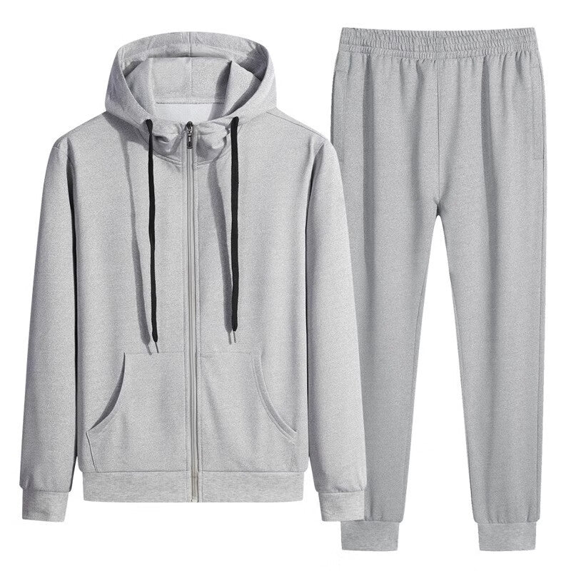 Tuta sportiva grigia unisex, composta da felpa con cappuccio e pantaloni. Abbigliamento casual, comodo e moderno per attività sportive e tempo libero.