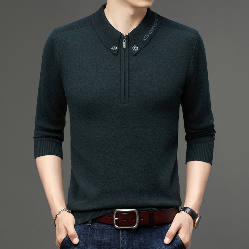 Maglione uomo elegante verde scuro, maniche lunghe, colletto con zip e bottoni, abbinato a jeans e cintura marrone. Moda maschile autunno inverno.