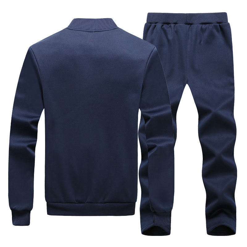 Tuta sportiva blu scuro in cotone, composta da giacca con zip e pantaloni elastici. Abbigliamento casual uomo, comodo e alla moda.