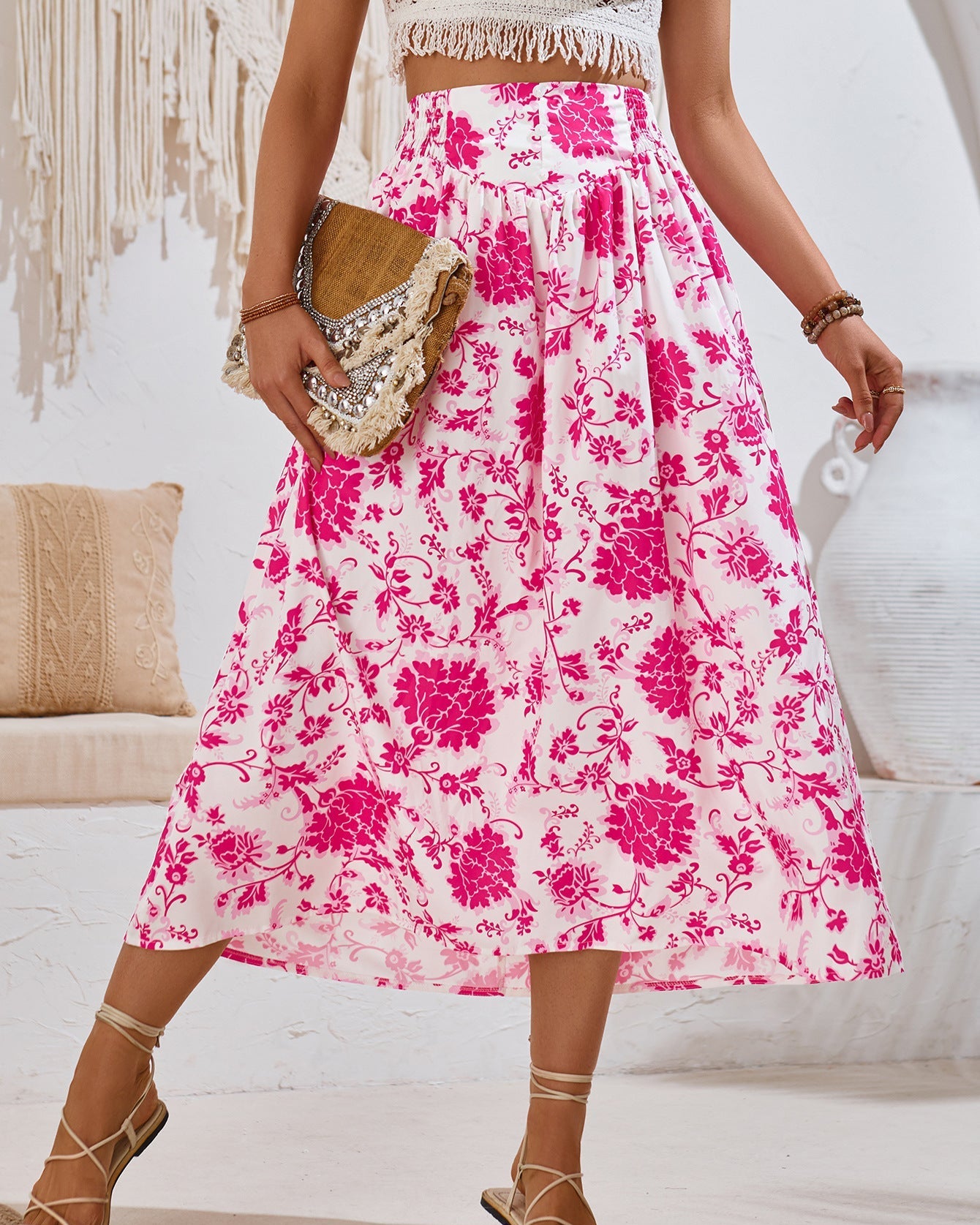 Gonna lunga floreale rosa e bianca, stile boho chic, con borsa intrecciata. Perfetta per moda estiva e look casual eleganti.