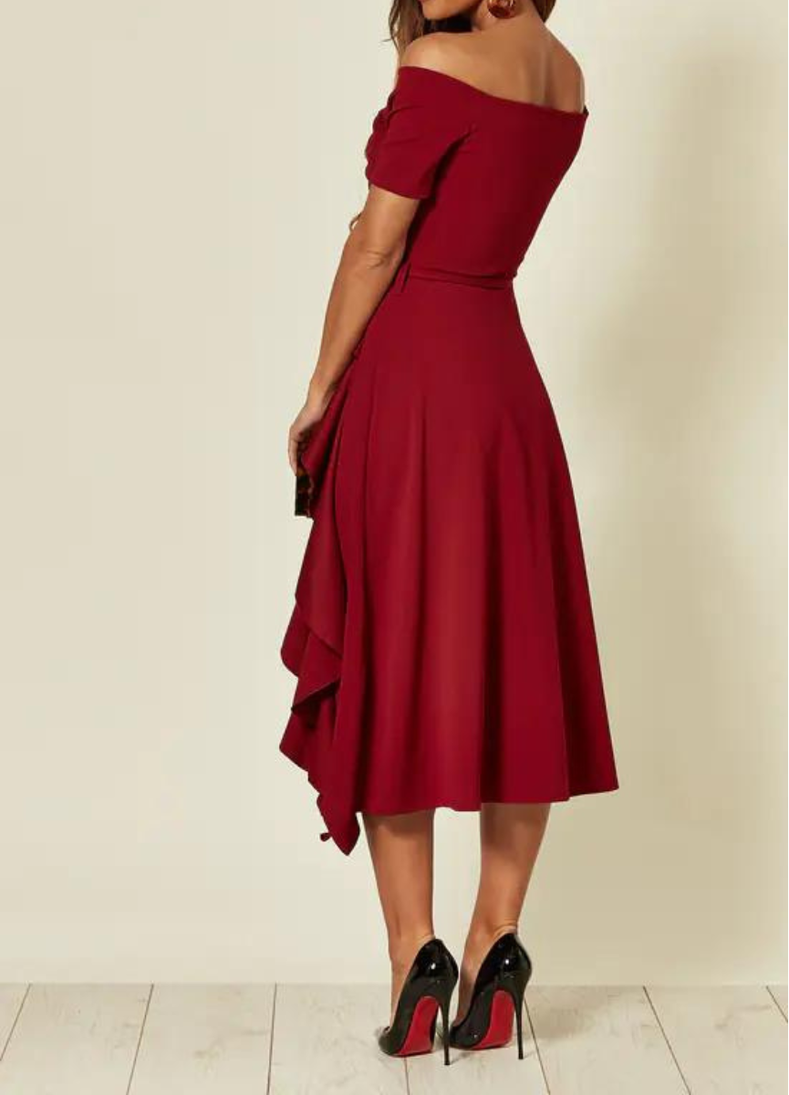 Elegante Abito Off-Shoulder con Vestibilità Sagomata