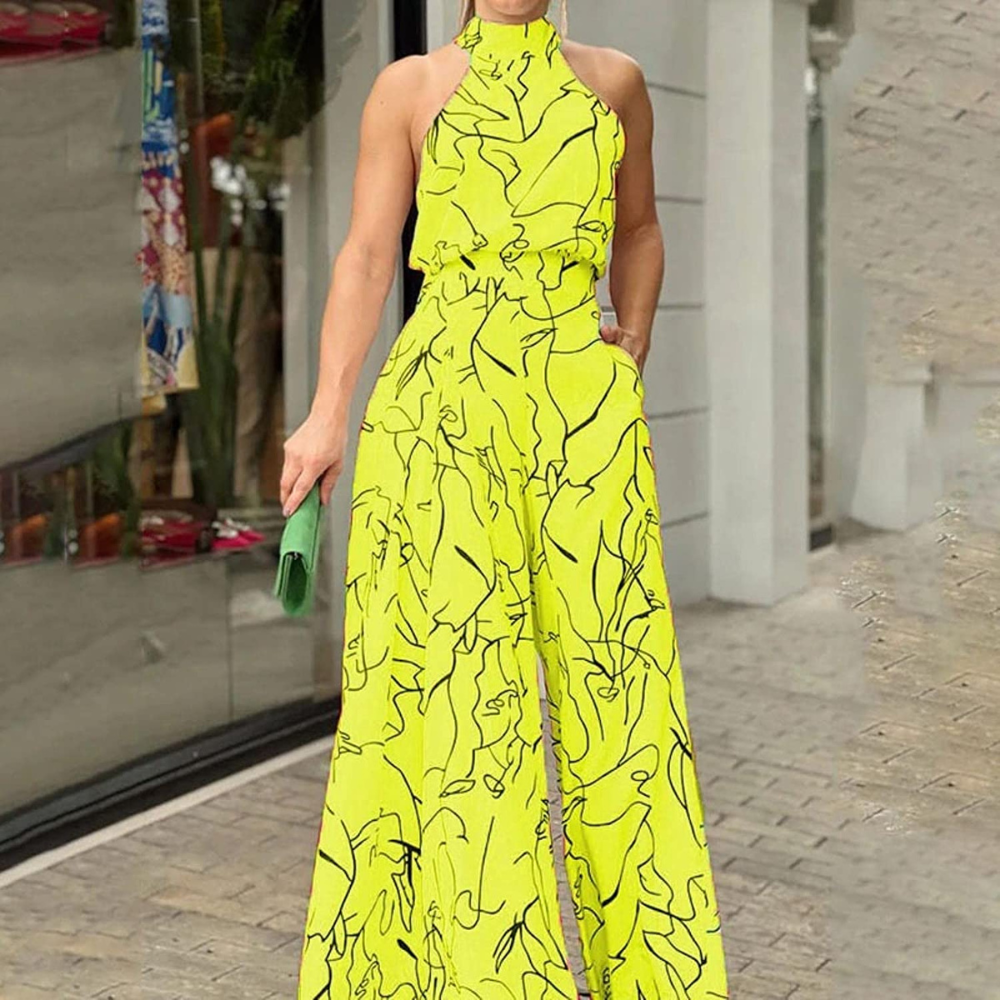Tuta gialla con motivo astratto nero, senza maniche e collo alto, indossata da una donna su marciapiede. Accessorio: pochette verde.