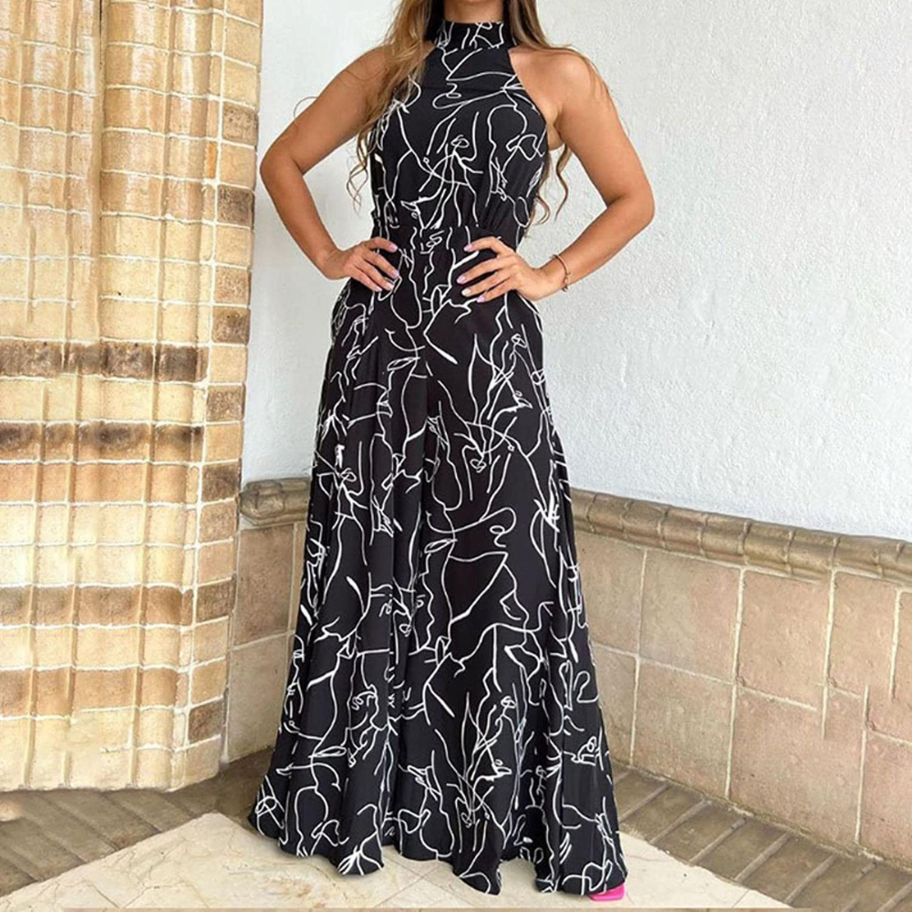 Donna con abito lungo nero a fantasia bianca, collo alto, senza maniche, posa elegante. Moda femminile, abbigliamento estivo, tendenze 2023.