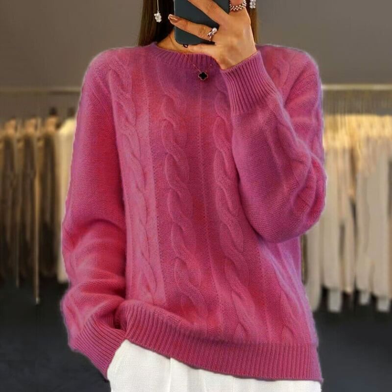 Maglione rosa in lana intrecciata, indossato da una donna in un negozio di abbigliamento. Stile casual, moda autunnale, tendenza 2023.
