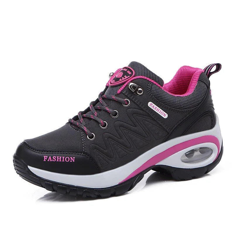 Scarpa da ginnastica nera e rosa con suola spessa, dettagli in mesh, lacci e logo "FASHION". Design sportivo e moderno per attività all'aperto.