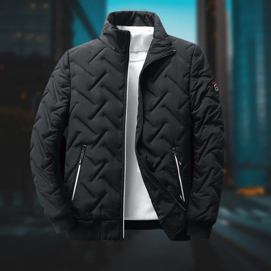 Giacca invernale nera trapuntata con zip, design moderno, sfondo urbano sfocato. Ideale per moda uomo, abbigliamento caldo e casual.