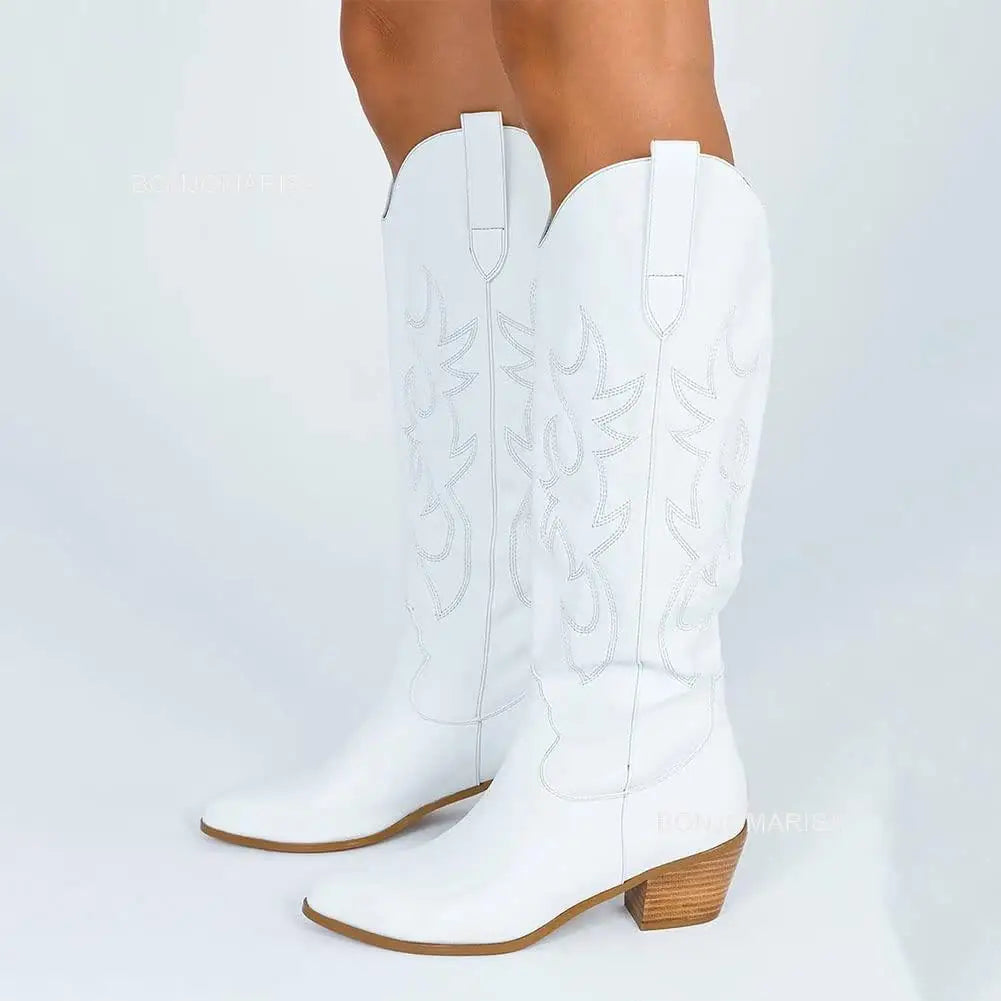 Stivali texani bianchi da donna, in pelle, con tacco medio e dettagli ricamati. Scarpe moda western eleganti e versatili per ogni occasione.