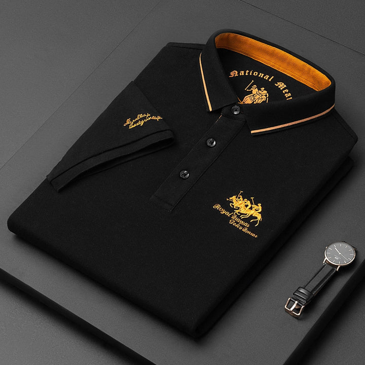 Camicia polo nera da uomo con dettagli dorati, logo ricamato, orologio elegante in pelle nera, moda maschile, abbigliamento casual di lusso.
