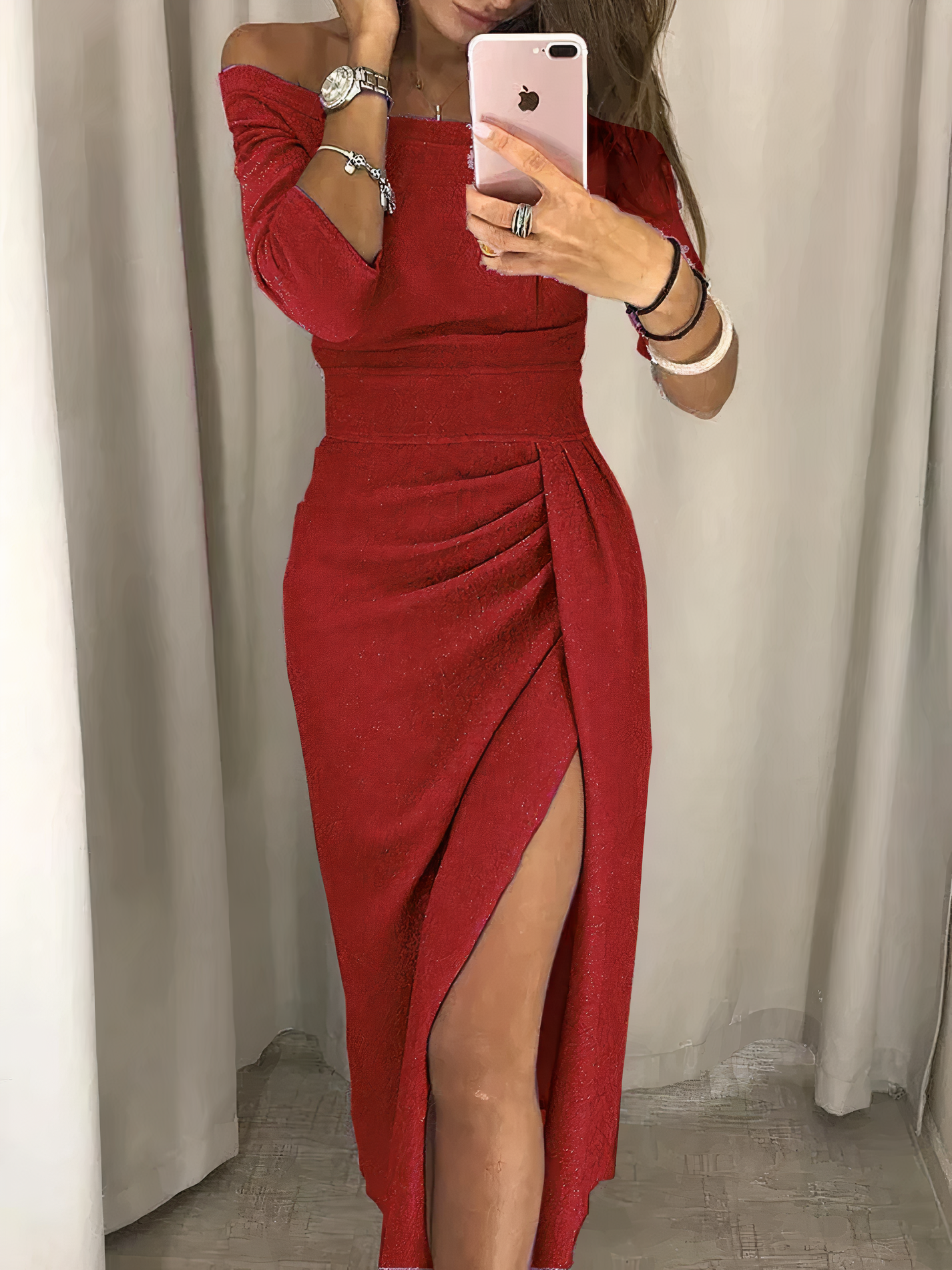 Donna in abito rosso elegante con spacco, scatta selfie allo specchio. Moda femminile, abbigliamento da sera, stile glamour.