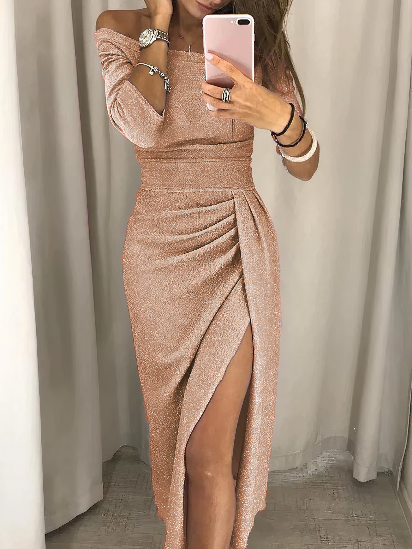 Donna in abito elegante rosa con spacco, scatta selfie allo specchio. Moda femminile, abbigliamento da sera, stile glamour.