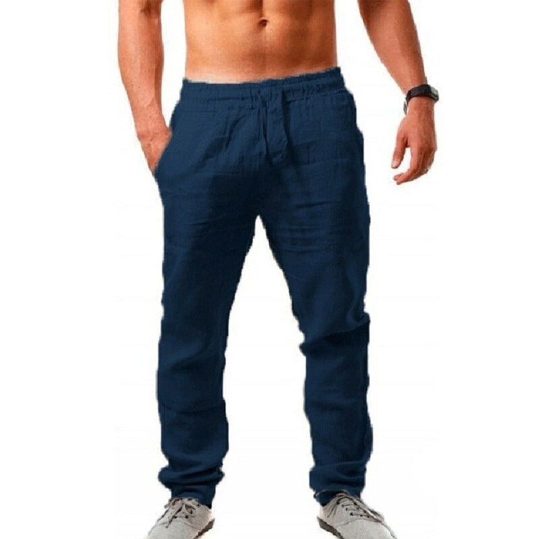 Pantaloni uomo blu scuro, stile casual, con tasche laterali. Indossati con scarpe sportive grigie. Ideali per moda maschile e abbigliamento quotidiano.