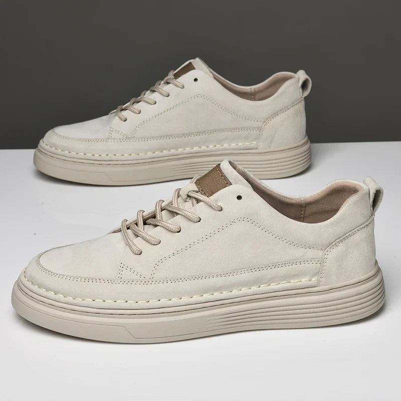Scarpe da ginnastica beige in pelle scamosciata, design moderno con suola spessa, lacci tono su tono, ideali per look casual e alla moda.