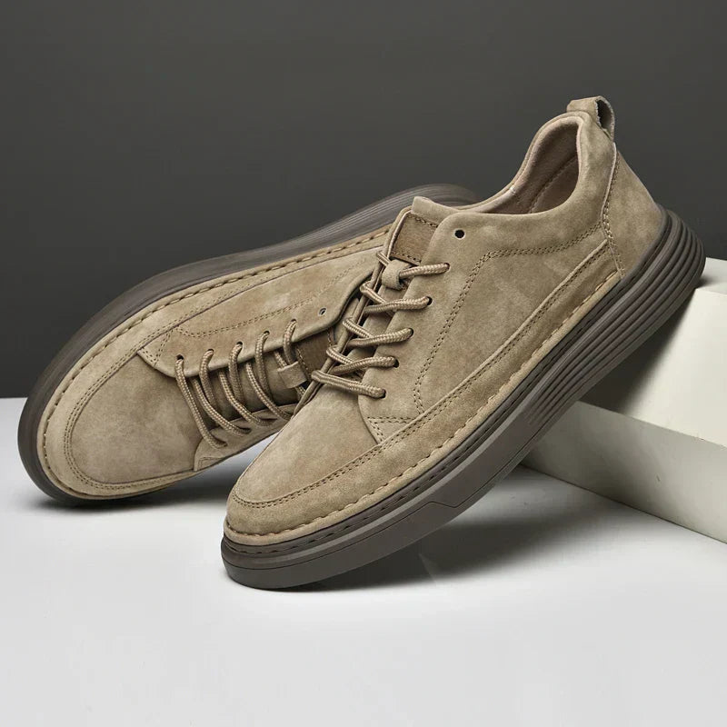 Scarpe da uomo casual beige in pelle scamosciata, suola in gomma marrone, design moderno, perfette per look quotidiani e comfort.