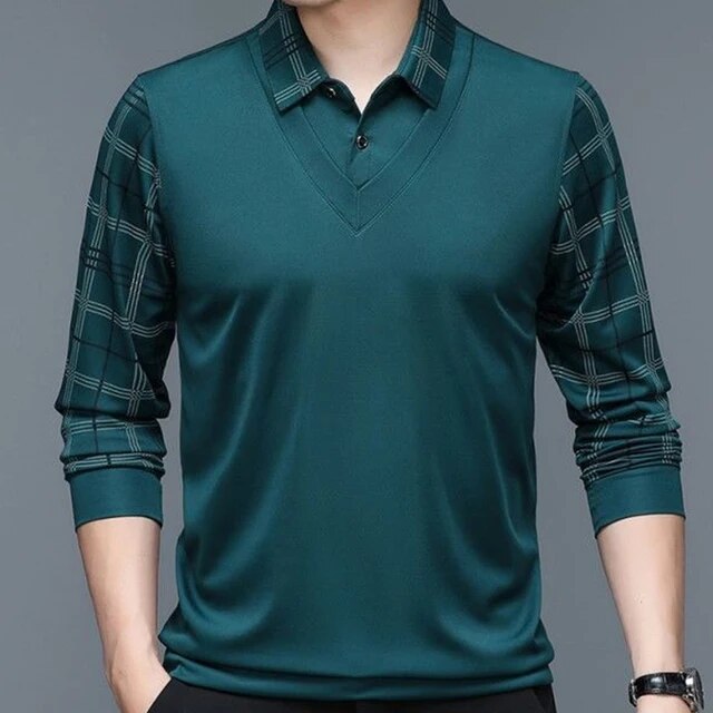 Maglia uomo verde scuro con maniche a quadri, colletto a polo e scollo a V. Moda maschile elegante, abbigliamento casual autunnale.