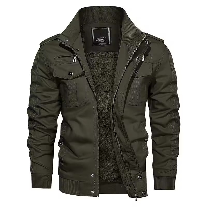 Giacca verde militare da uomo con cerniera, tasche multiple e colletto alto. Design casual e resistente, ideale per moda autunnale e invernale.
