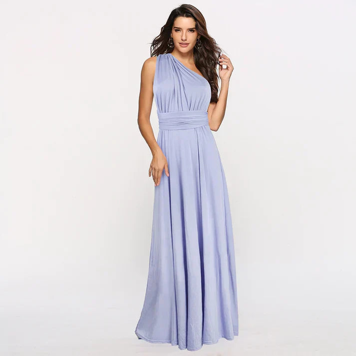 Donna in abito lungo monospalla lilla, elegante e fluente, su sfondo bianco. Moda femminile, abbigliamento da sera, stile sofisticato.