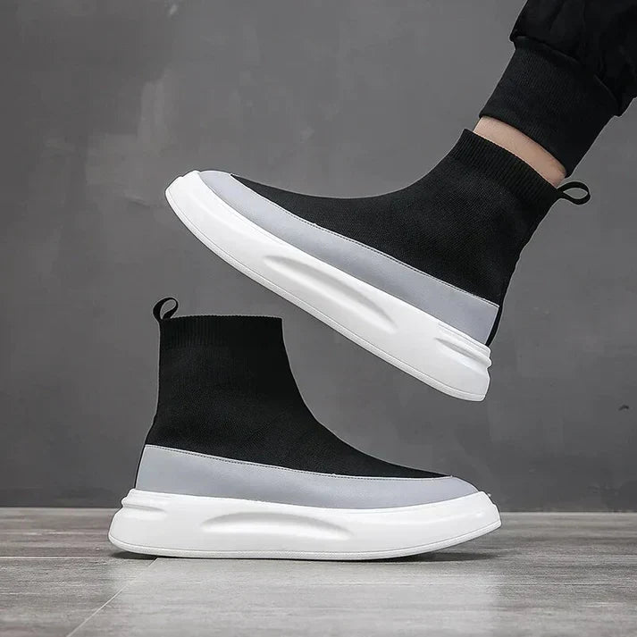 Scarpe da ginnastica alte unisex, design moderno in bianco e nero, suola spessa, stile casual, perfette per moda urbana e comfort quotidiano.