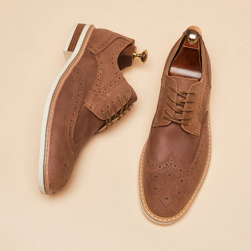 Scarpe da Uomo Stringate con Punta a Coda di Rondine e Dettagli Brogue