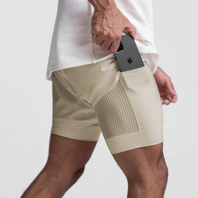 Uomo in boxer beige con tasca laterale, inserisce smartphone. Intimo maschile innovativo, design pratico, comfort quotidiano.